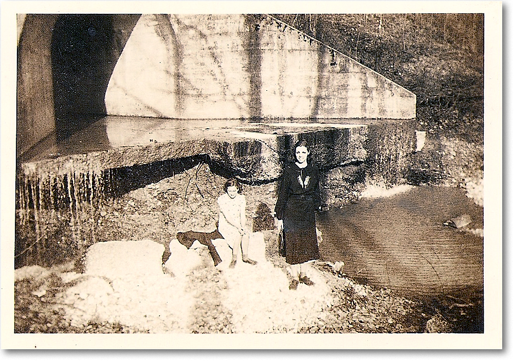 1938-4 Ruth n Bettye Ann Rogers McEwin,TN copy