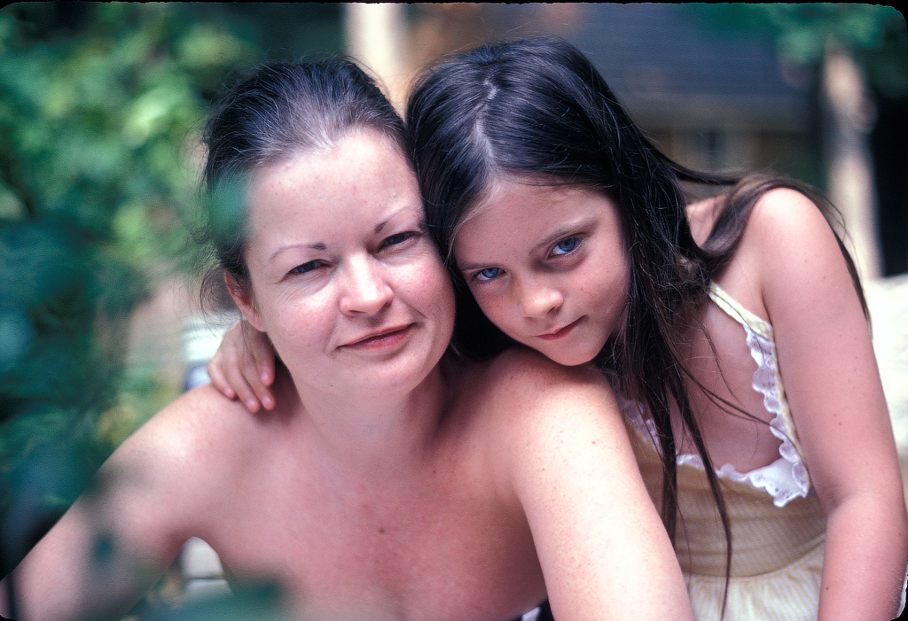 58 82-7 Susan & Becca - The Look