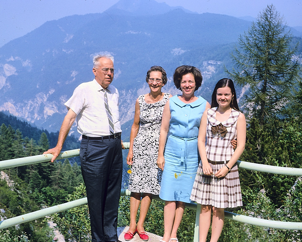 1967-06 A022 SusanJoyceMemaFred_Italy_1967June_B8C07_32_1