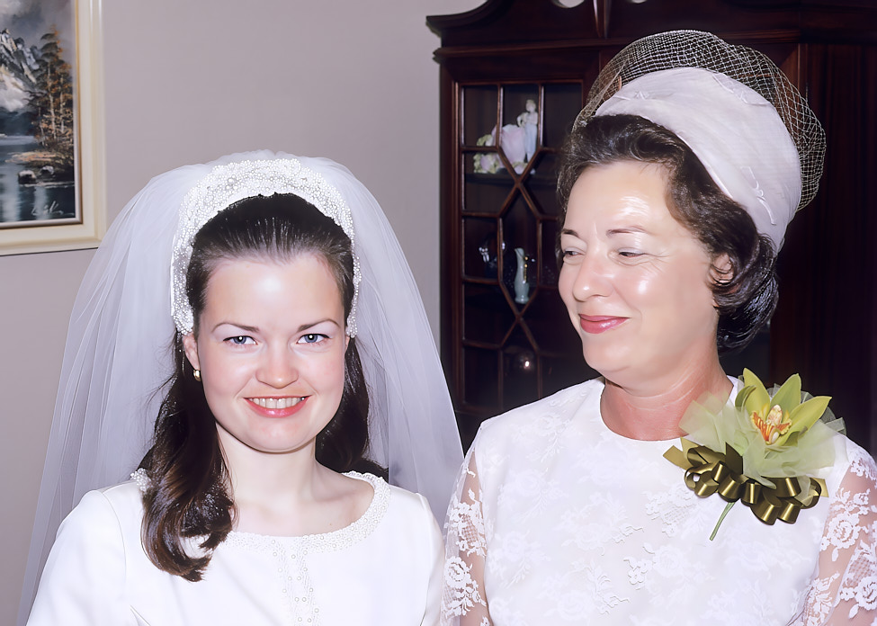 1970-08 Susan&Joyce_Wedding_1970Aug_1C05-13_Topaz