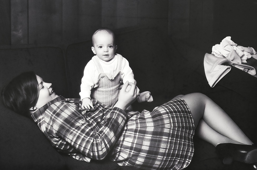 1973-12 Becca&SusanSofa2_NoRandolph_1973Dec_BWN_1
