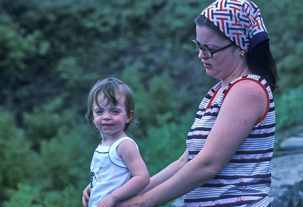 1975-05 Becca&Susan_SkylineDrive_1975May_CS_Topaz