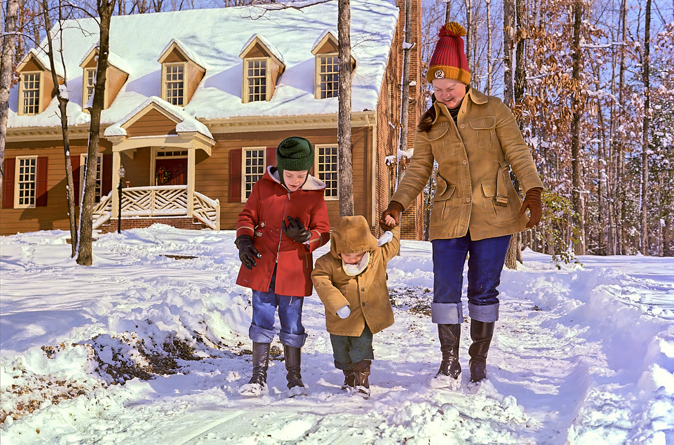 1979-12 BeccaDavidSusanInSnow_Hillcrest_1979Dec_CNeg_1
