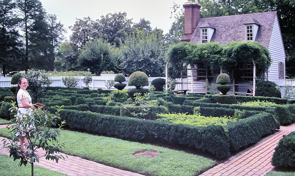 1985-08 Susan_ColonialWilliamsburg_1985AugA__SCB5-R2C1-PT-KR25_Topaz