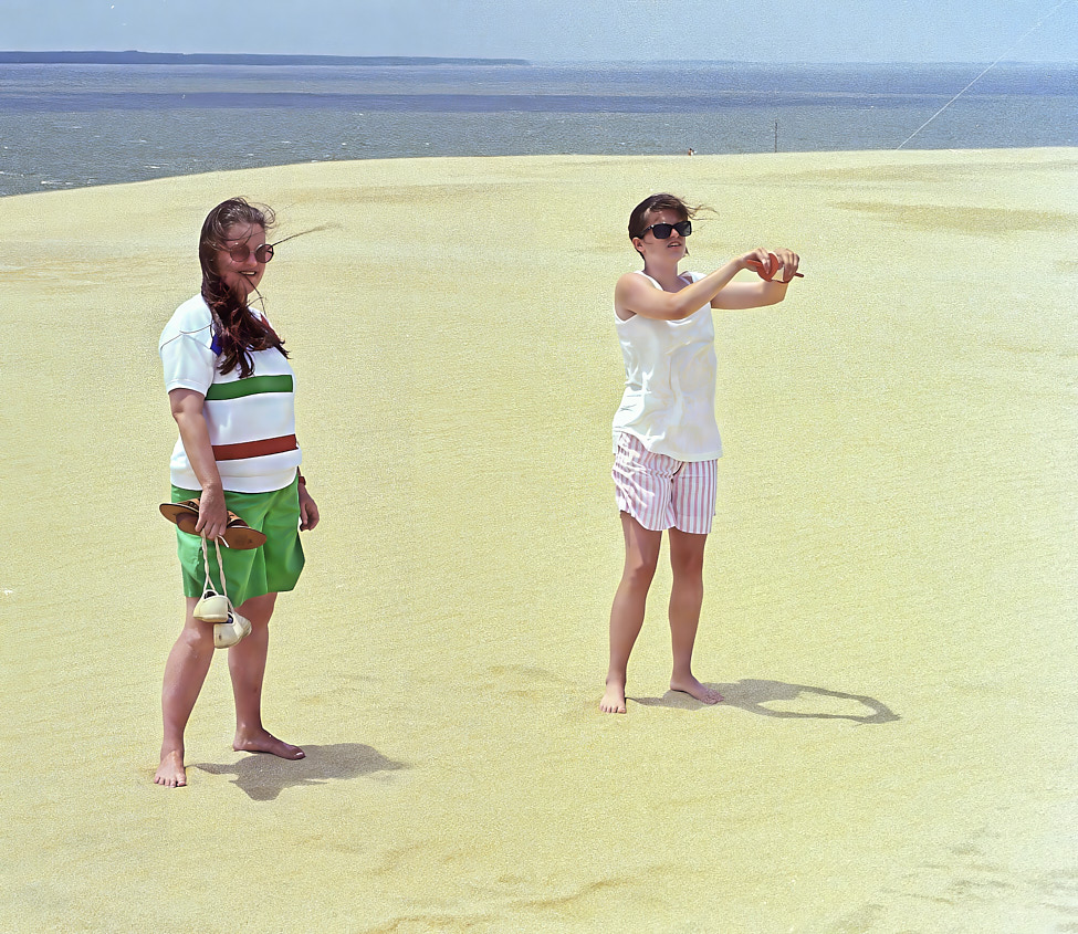 1988-06 Becca&SusanFlyingKite1_NagsHead_1988Jun_CNeg_Topaz
