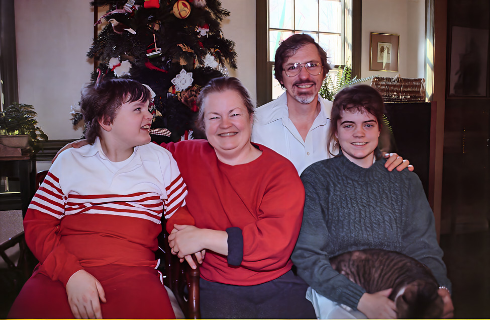 1990-12 FamilyPortrait_31_Hillcrest_Christmas1990_Topaz