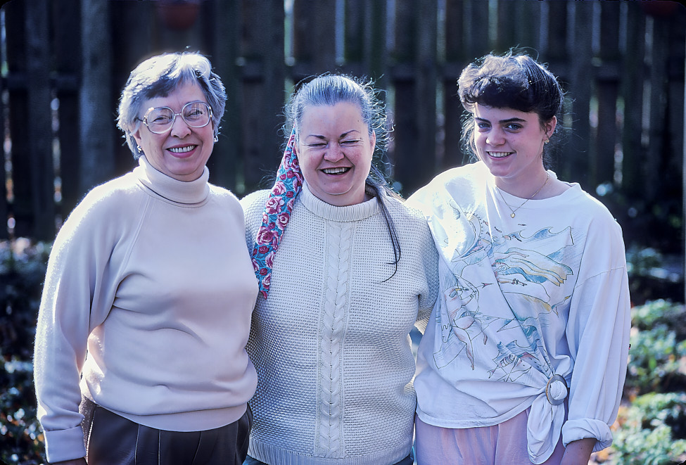1991-04 JoyceSusanBecca_Hillcrest_1991Apr_CSlide_Topaz