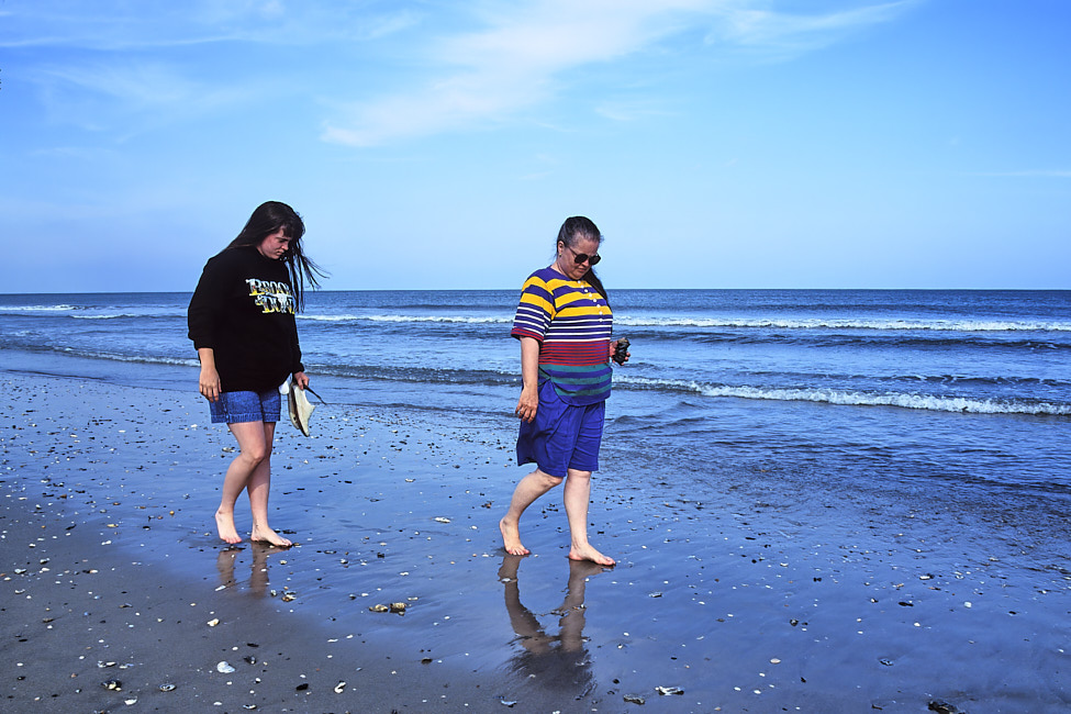 1992-06 Shelling on Assateague Beach_Topaz