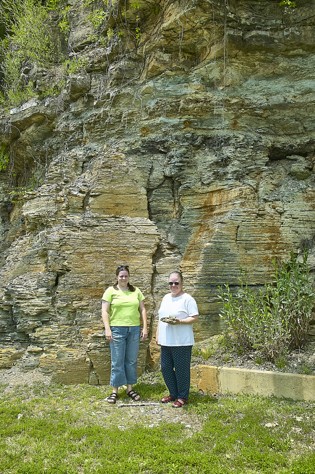 2004-06 RockGeology_DaleHollowDam_2004Jun_1FFT5390