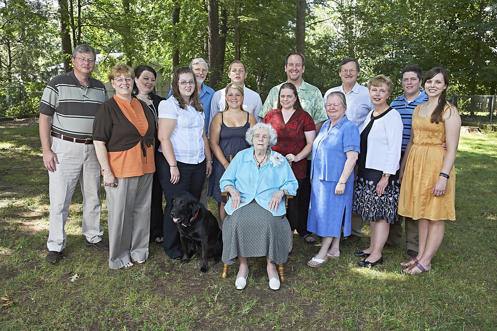 2008-07 FamilyPortrait_Ruth90th_2008Jul_E0K9158