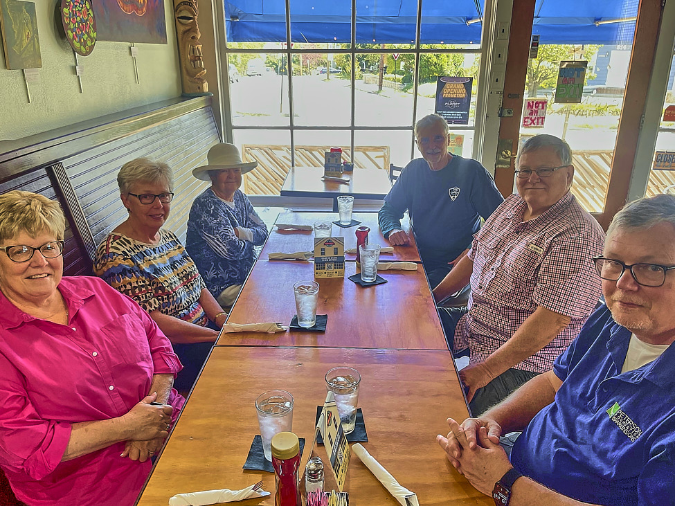 2023-08 CarolynSylviaSusanMichaelRonAndrew_SunkenWell_2023Aug_IMG_2336