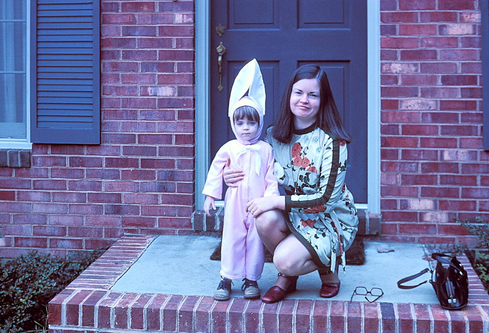 1975-10 BeccaSusanEasterBunny_NoRandolph_1975Oct_CS