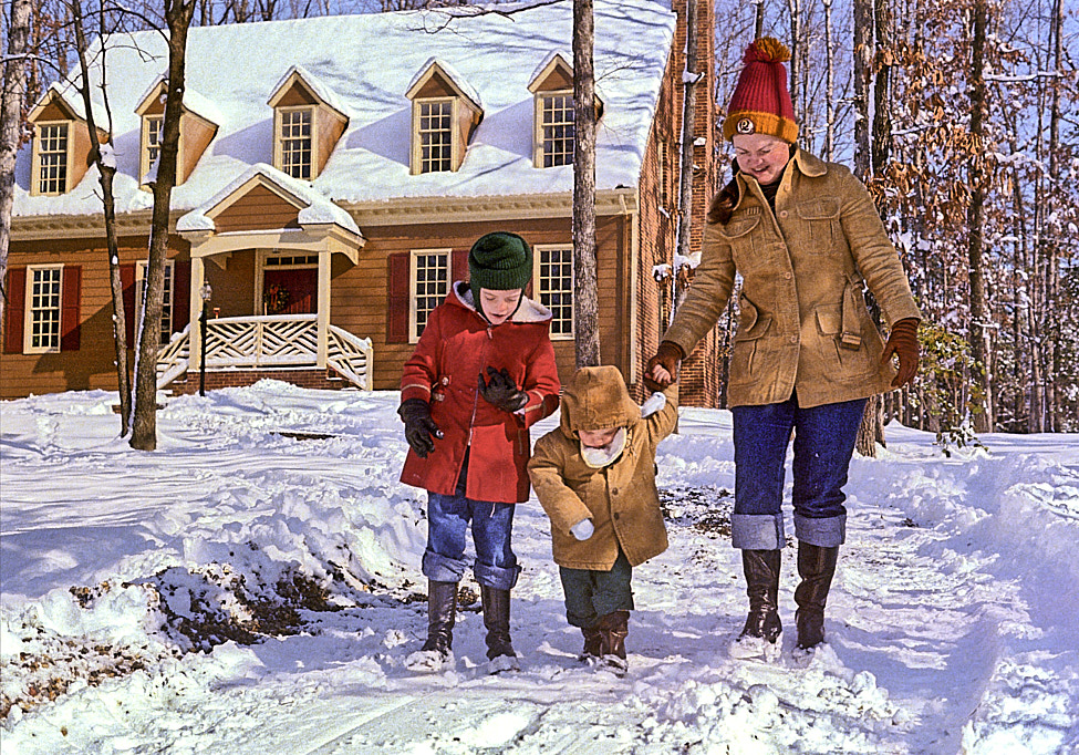 1979-12 A095 BeccaDavidSusanInSnow_Hillcrest_1979Dec_CNeg