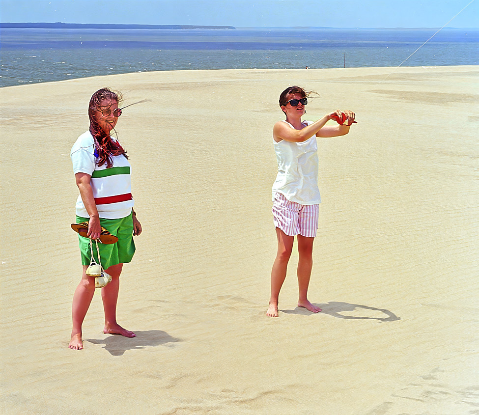 1988-06 Becca&SusanFlyingKite1_NagsHead_1988Jun_CNeg_Topaz