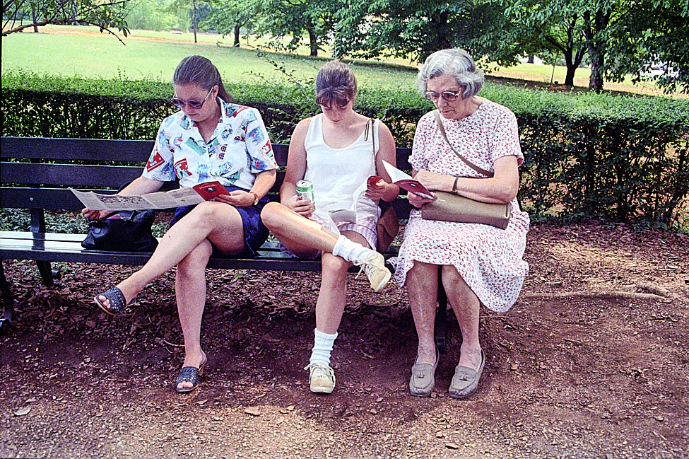 1988-08 SusanBeccaRuth_Montecello_1988Aug_CNeg