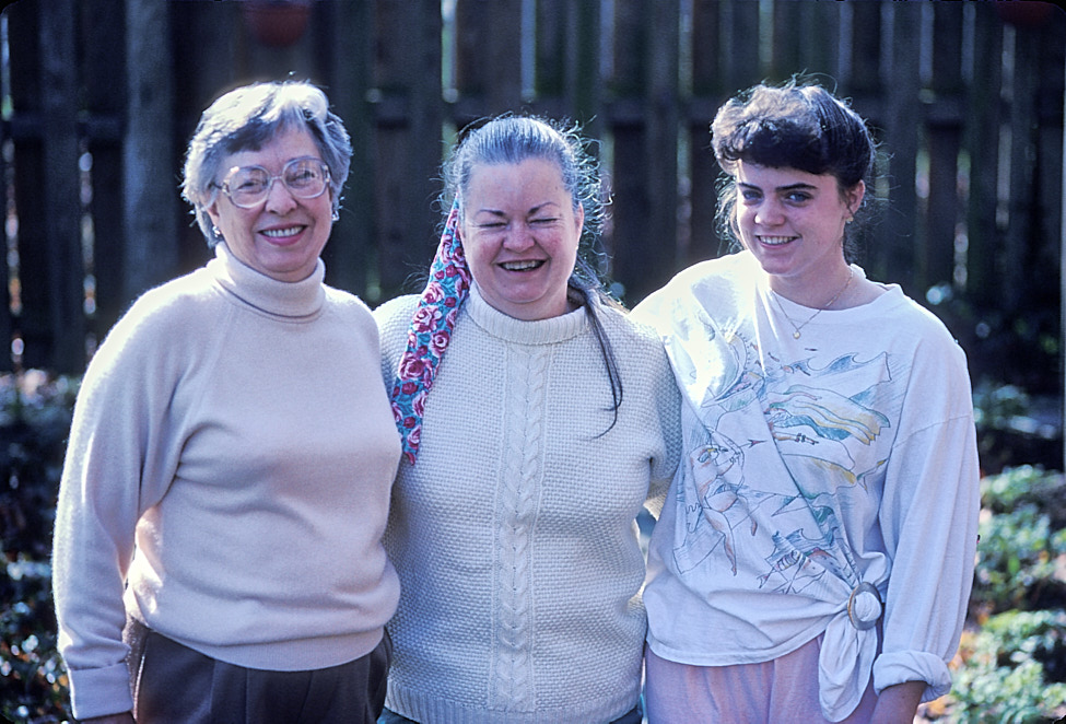 1991-04 JoyceSusanBecca_Hillcrest_1991Apr_CSlide